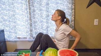 夫妻路边吃瓜的视频,甜蜜画面引网友热议