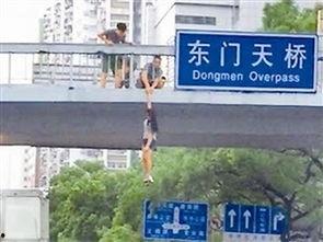 东门天桥吃瓜,吃瓜群众的欢乐盛宴