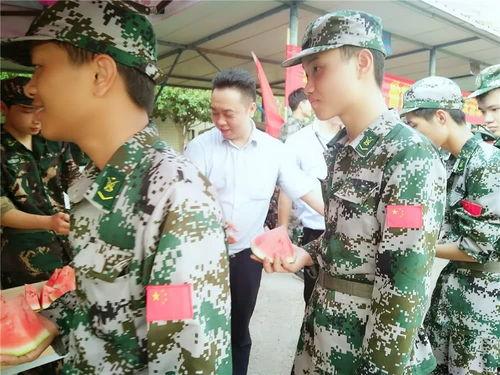 女子在警区吃瓜,女子意外成为“吃瓜群众”的焦点