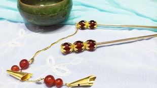 紫藤花发簪吃瓜,古韵盎然，吃瓜时光里的时尚点缀